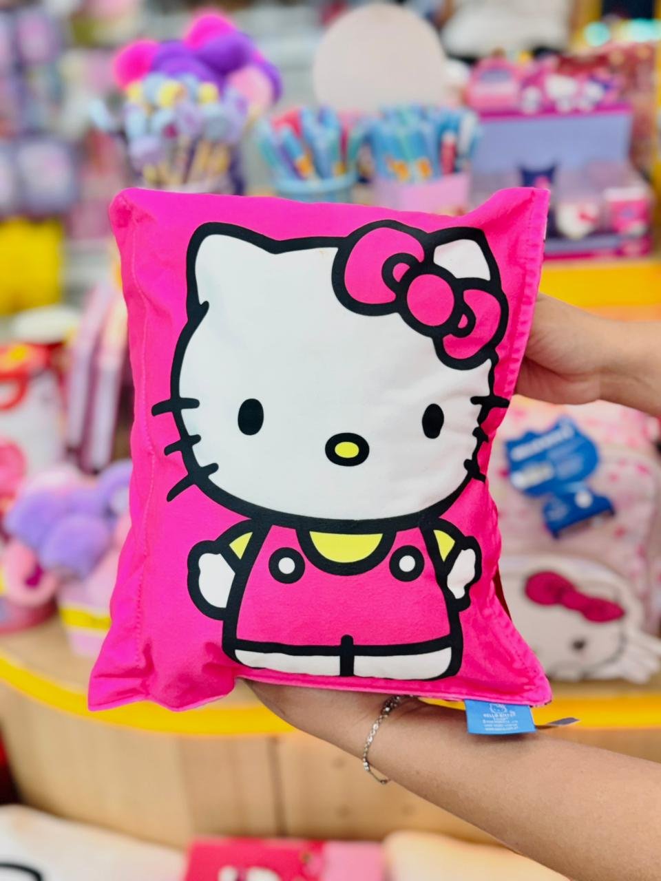 ALMOFADA FORMATO FIBRA CARTA LAÇO HELLO KITTY
