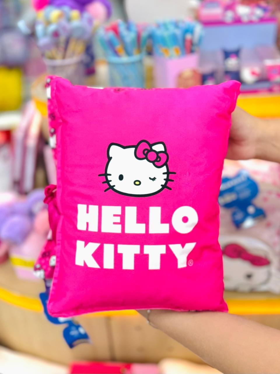 ALMOFADA FORMATO FIBRA CARTA LAÇO HELLO KITTY - Imagem 2